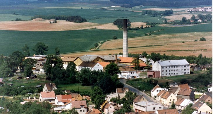 Pohled na starou sklárnu před rokem 1991.jpg